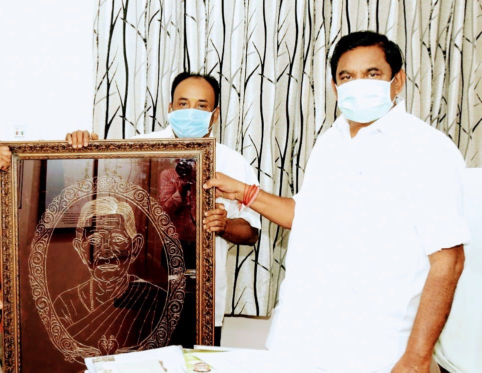 Father presenting mother portrait to EPS